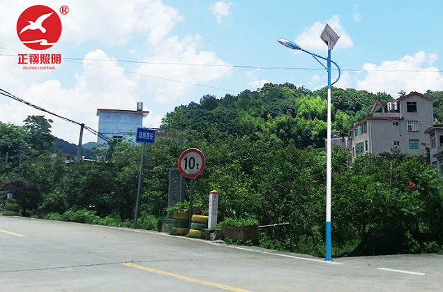  6米太阳能路灯在新农村道路上，比如村道、乡道应用