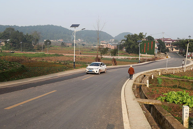 40盏太阳能路灯照亮村民出行路