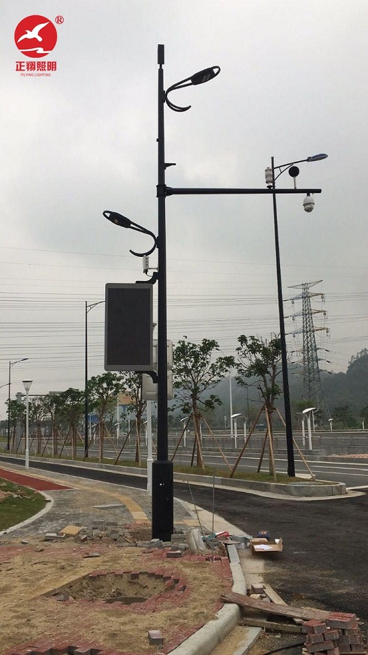  多功能带监控智能路灯
