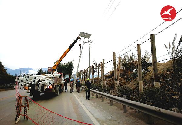 LED太阳能路灯安装现场